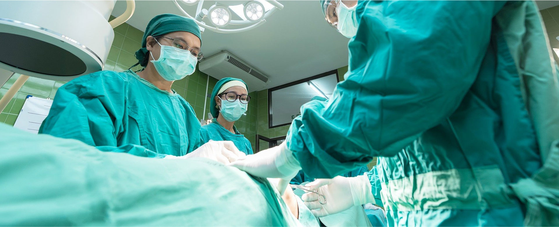 Procédure médicale en cours sur une table d'opération